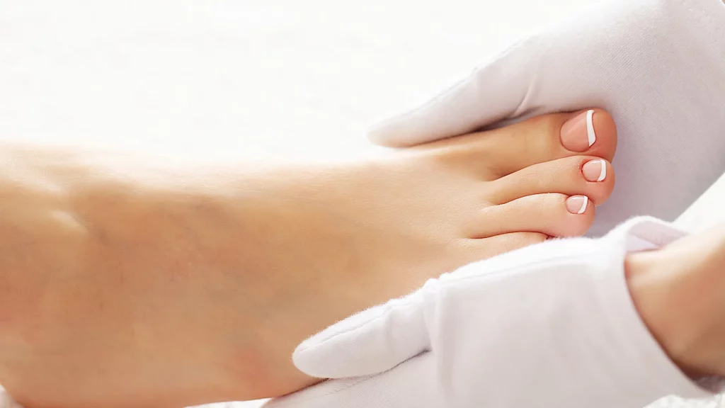 Pedicura spa con esmaltado semipermanente en clínica estética en Málaga para un acabado duradero