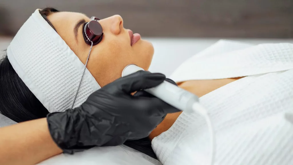 Tratamiento con láser CO2 en clínica médica en Málaga para cicatrices y lesiones cutáneas