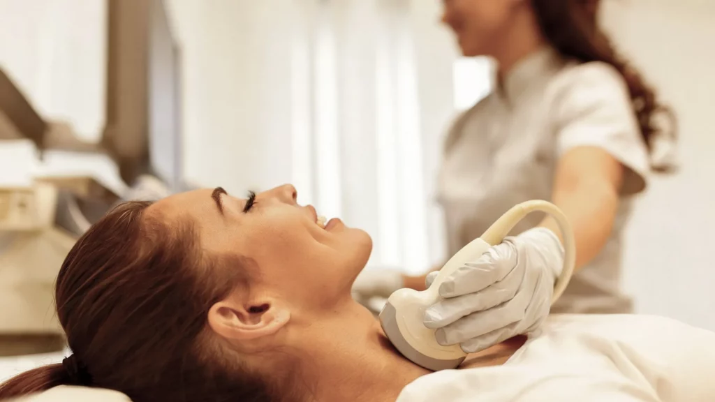 Ecografía estética para diagnóstico de lesiones profundas en clínica médica en Málaga