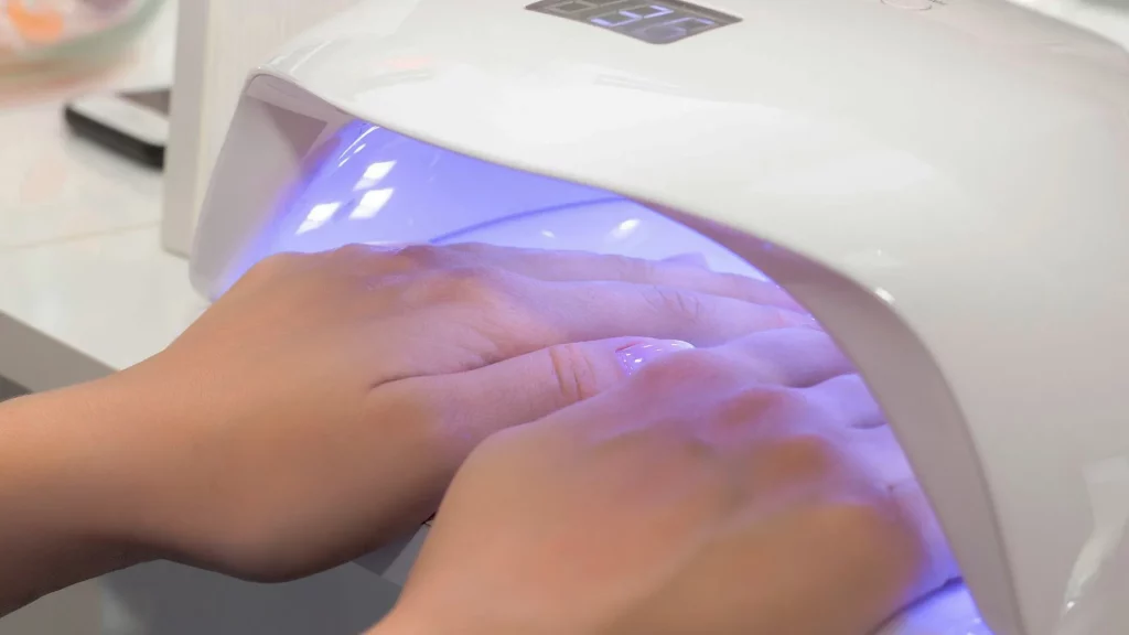 Uñas nuevas de gel o acrigel en clínica estética en Málaga para crear longitud y forma personalizada