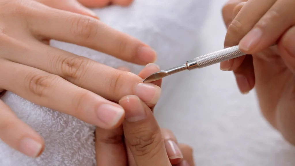 Manicura básica en clínica estética en Málaga con esmaltado tradicional o acabado natural