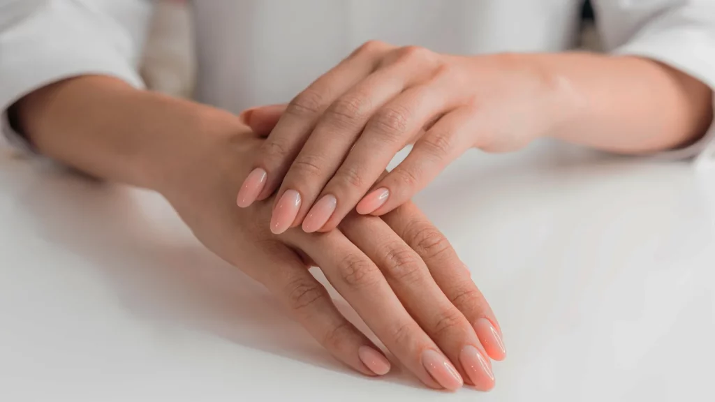 Refuerzo de uñas con esmaltado semipermanente en clínica estética en Málaga para mayor resistencia