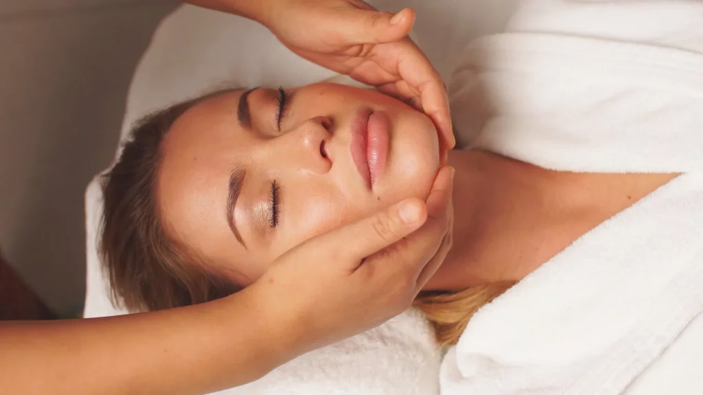 Drenaje facial en clínica estética en Málaga para reducir la hinchazón y mejorar la luminosidad del rostro