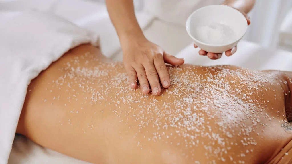 Exfoliación corporal en clínica estética en Málaga para renovar y suavizar la piel