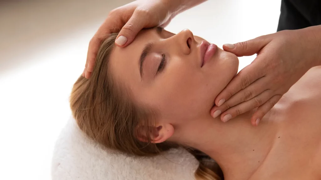 Tratamiento Face Sculpt en clínica estética en Málaga para esculpir el rostro y redefinir volúmenes faciales