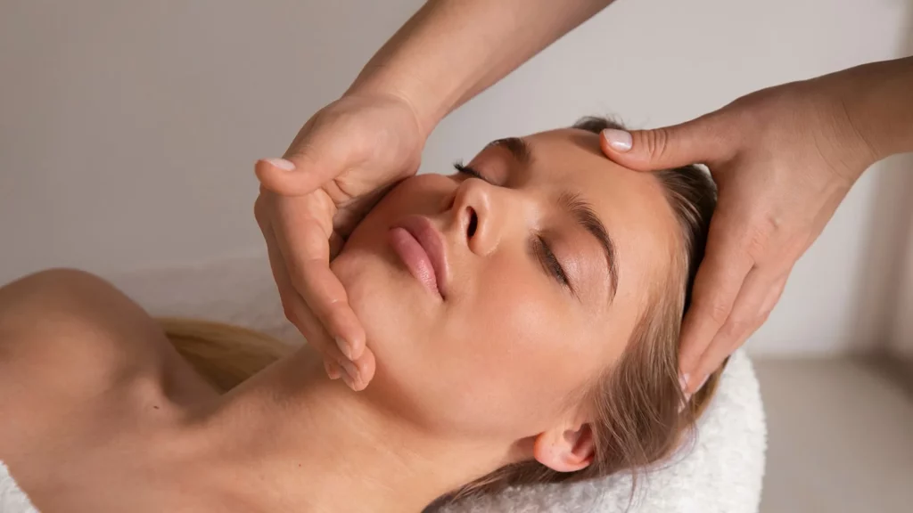 Kinesiolofting facial en clínica estética en Málaga para tonificar el rostro y redefinir el óvalo facial