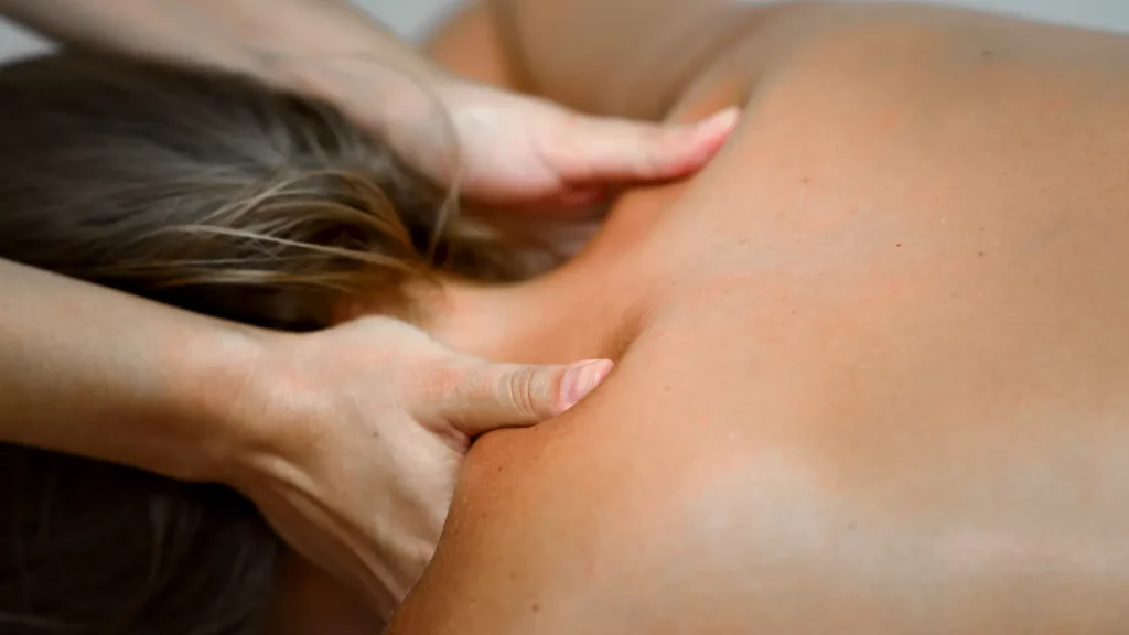 Masaje descontracturante corporal en clínica estética en Málaga para aliviar contracturas musculares