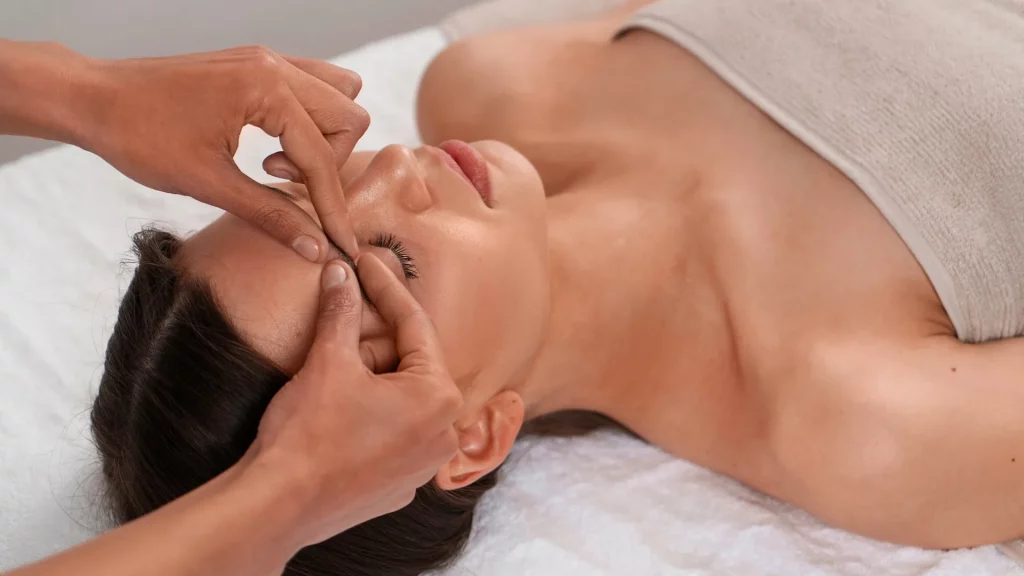 Masaje Kobido facial en clínica estética en Málaga para efecto lifting natural y luminosidad